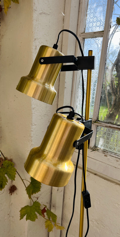 Gulvlampe i messing og sort metal