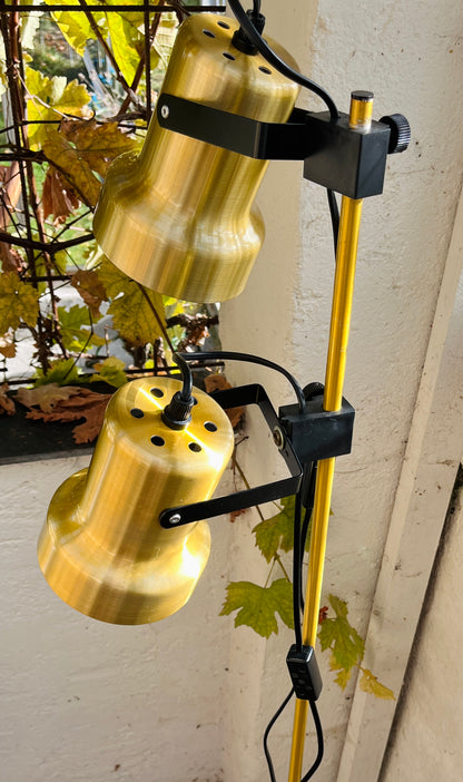 Gulvlampe i messing og sort metal