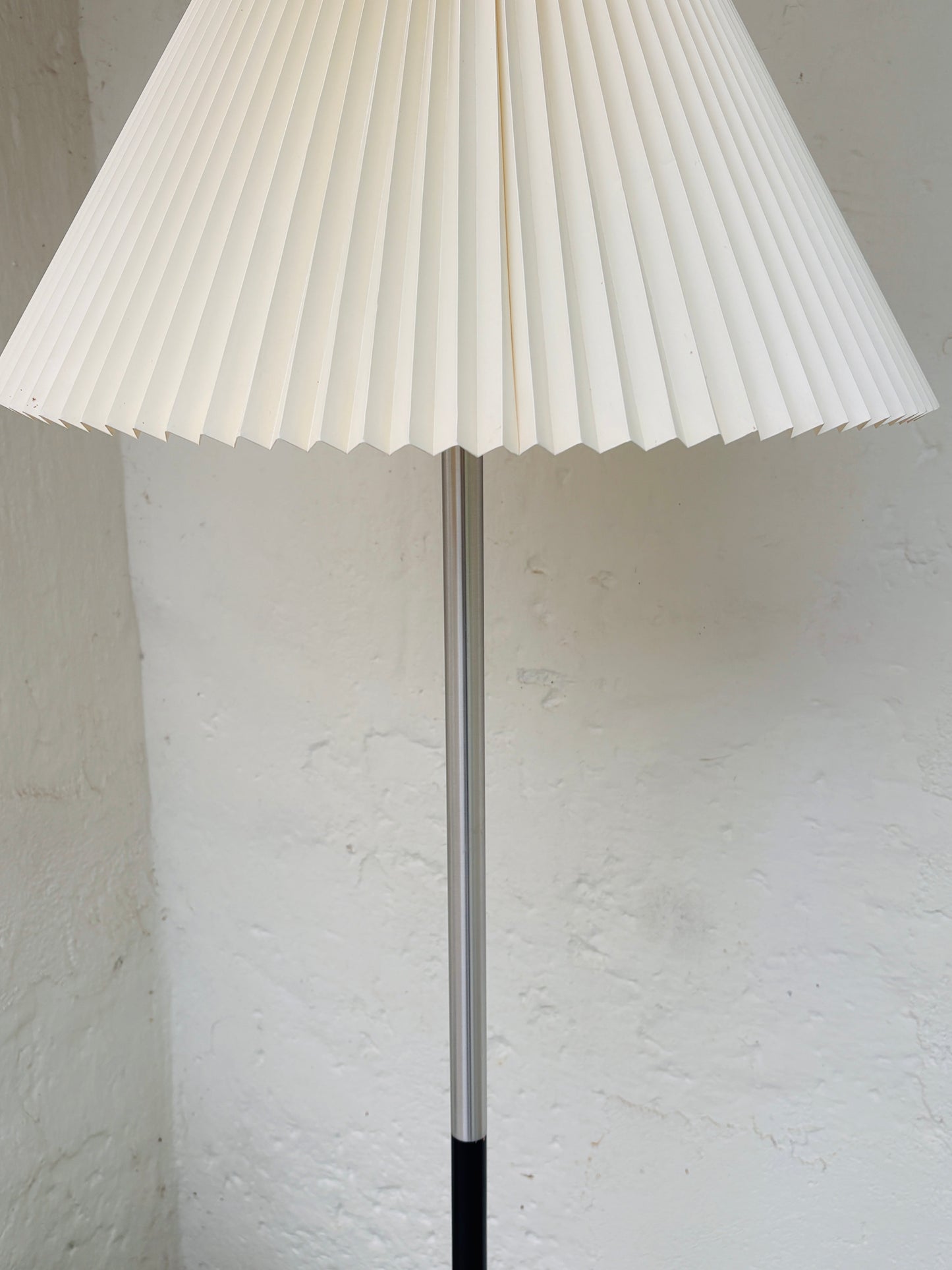 Jo Hammerborg model Monolit gulvlampe med Le Klint skærm