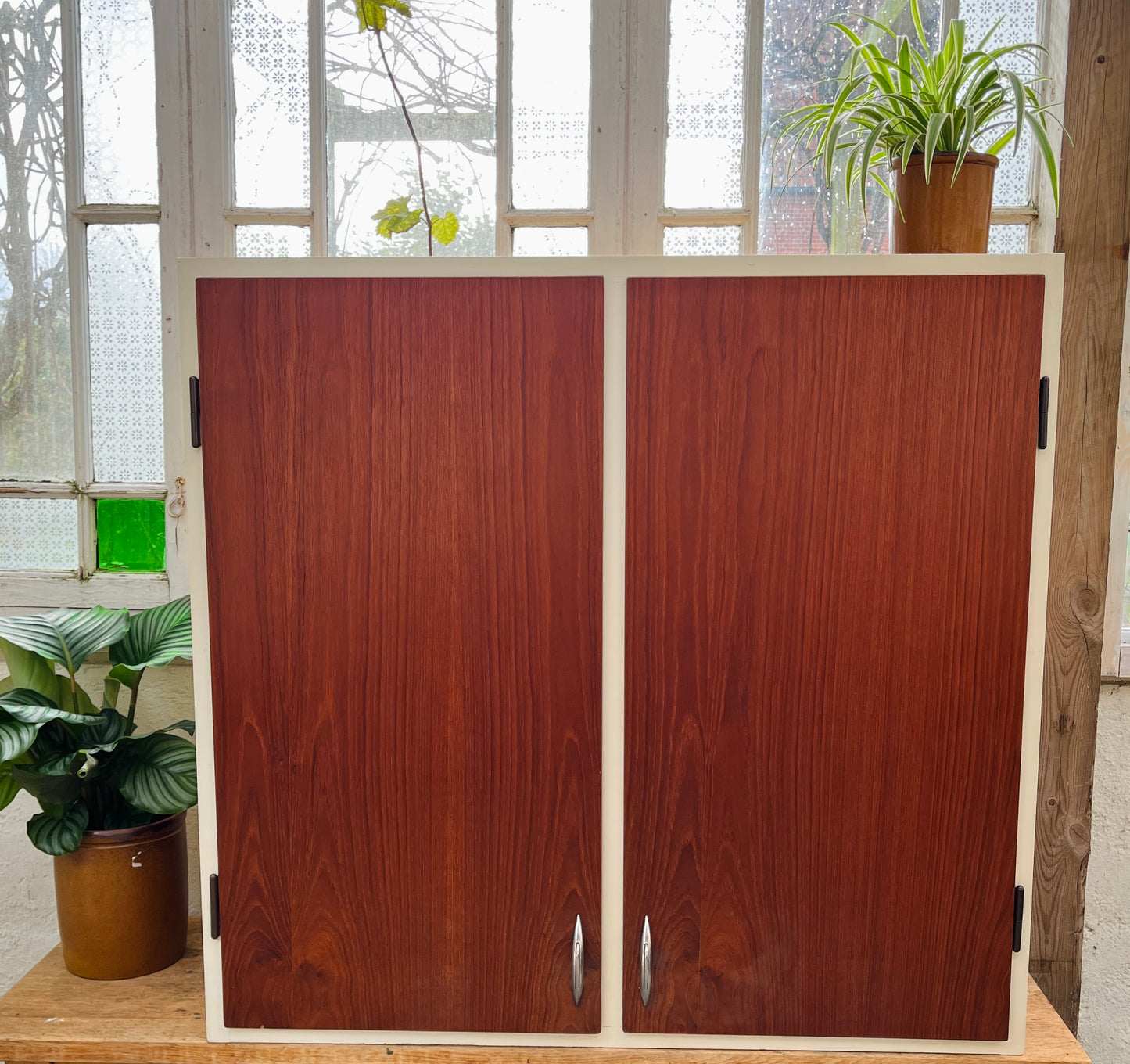 Gammelt væghængt køkkenskab