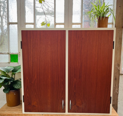 Gammelt væghængt køkkenskab