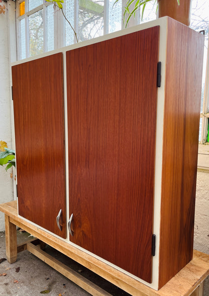 Gammelt væghængt køkkenskab