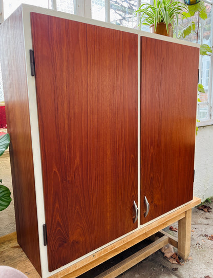 Gammelt væghængt køkkenskab