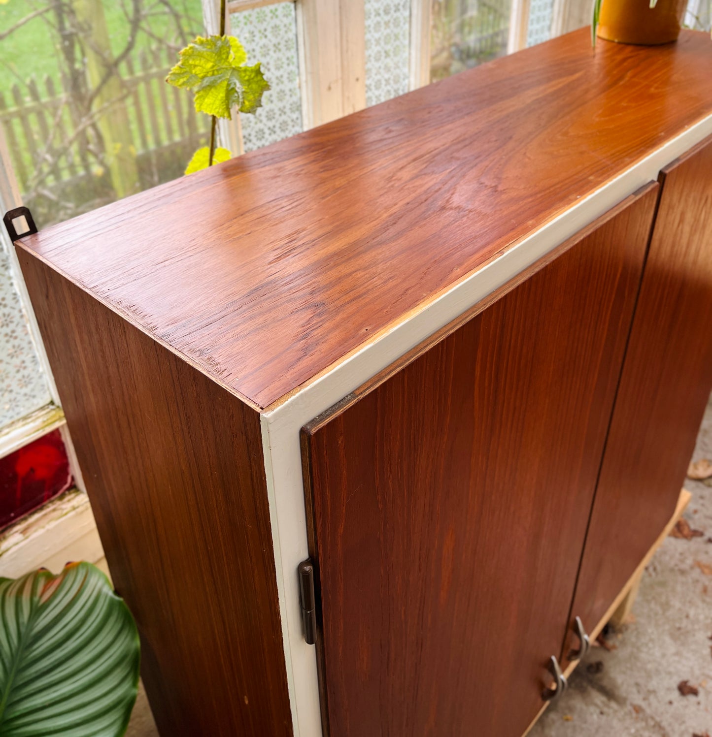 Gammelt væghængt køkkenskab