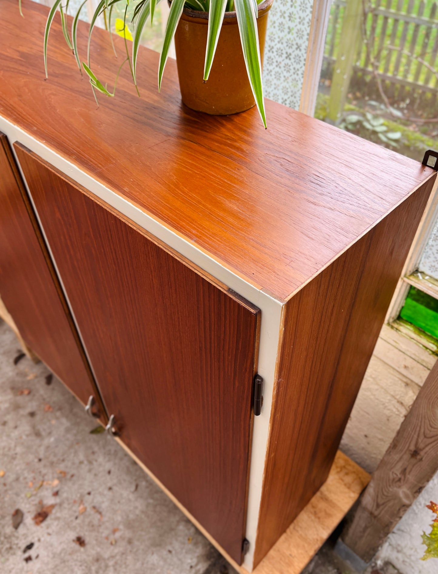 Gammelt væghængt køkkenskab