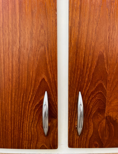 Gammelt væghængt køkkenskab