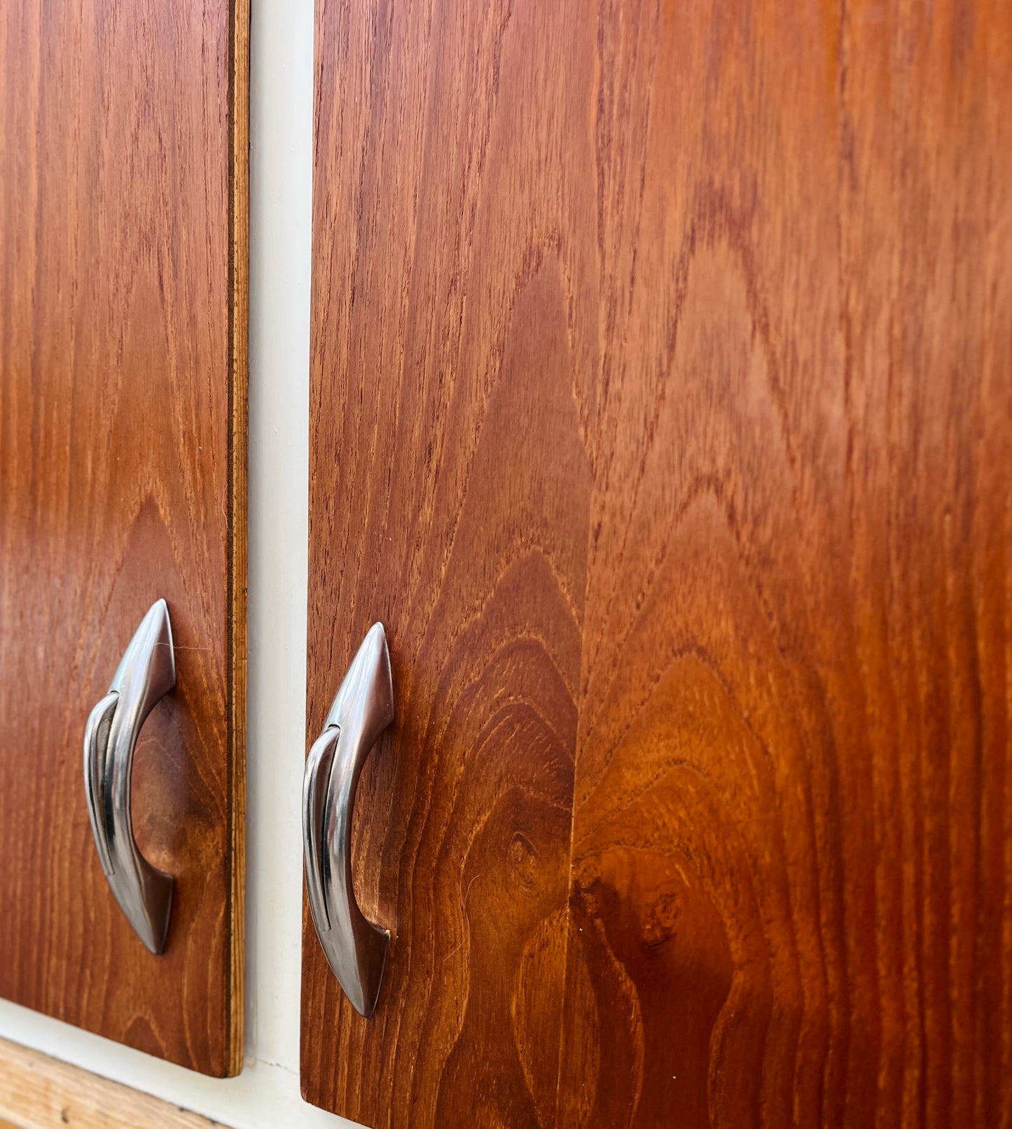 Gammelt væghængt køkkenskab