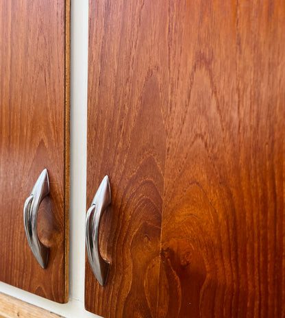 Gammelt væghængt køkkenskab