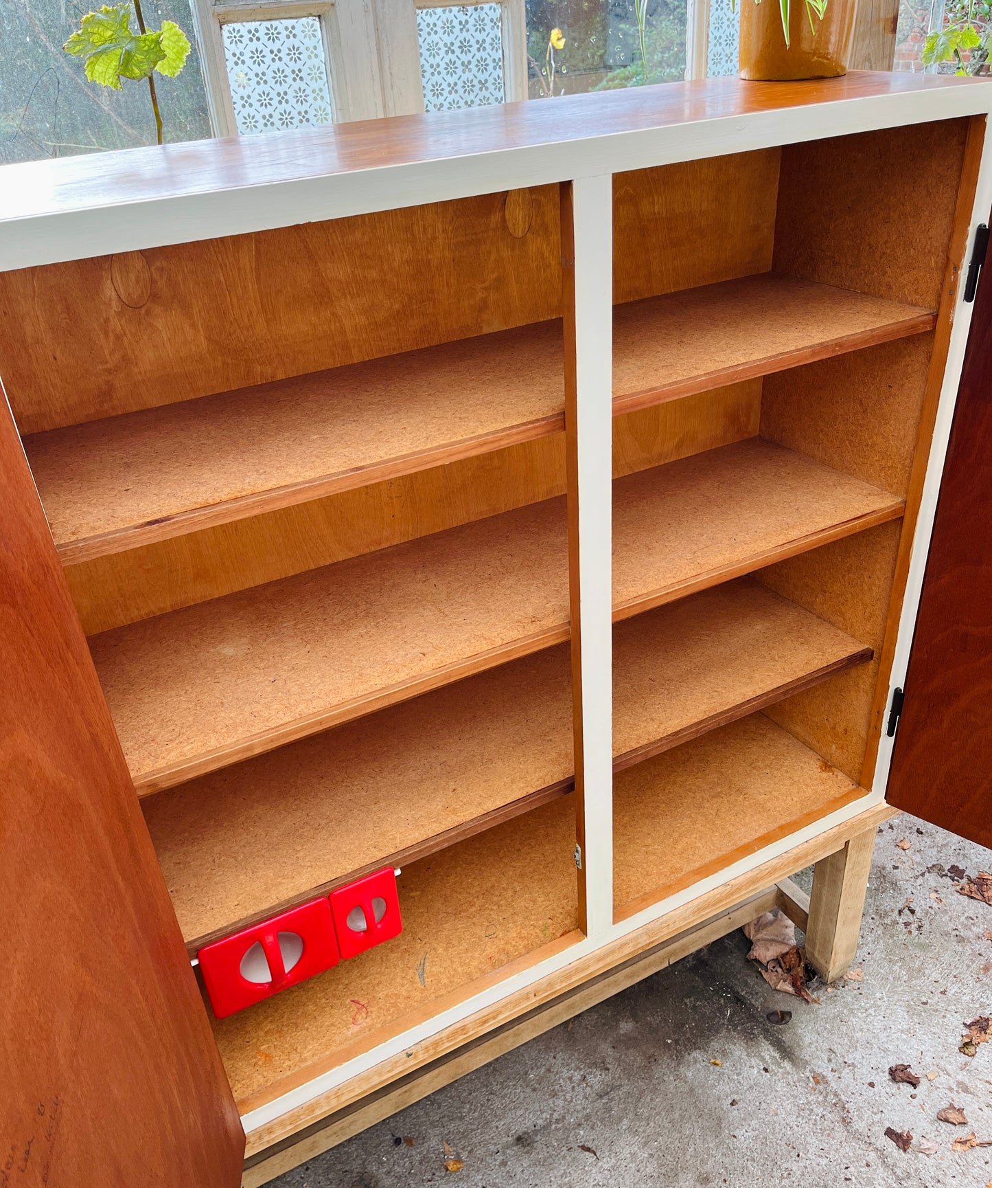 Gammelt væghængt køkkenskab