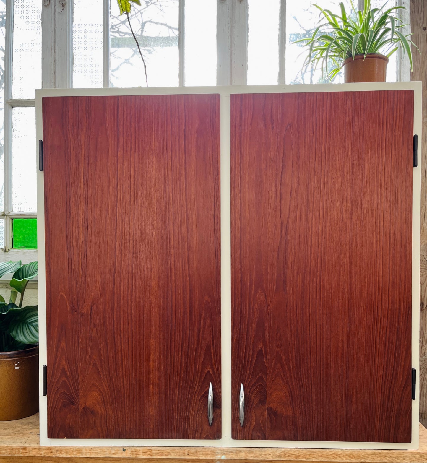 Gammelt væghængt køkkenskab