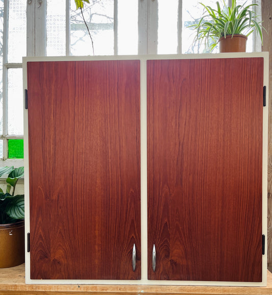 Gammelt væghængt køkkenskab