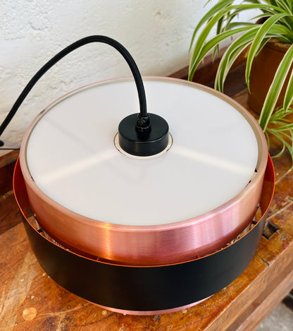Ikonisk Saturn pendel i kobber og sort metal