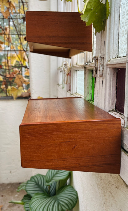 To væghængte sengeborde i teak