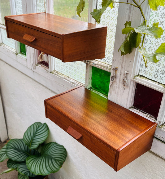 To væghængte sengeborde i teak