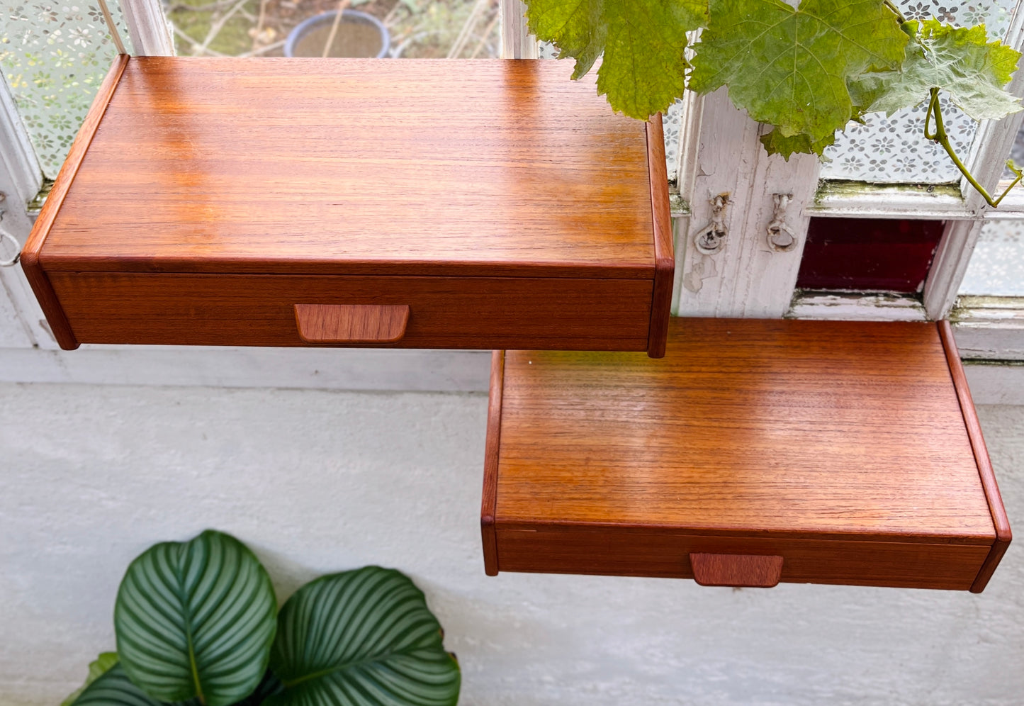 To væghængte sengeborde i teak