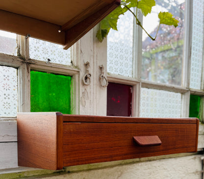 To væghængte sengeborde i teak