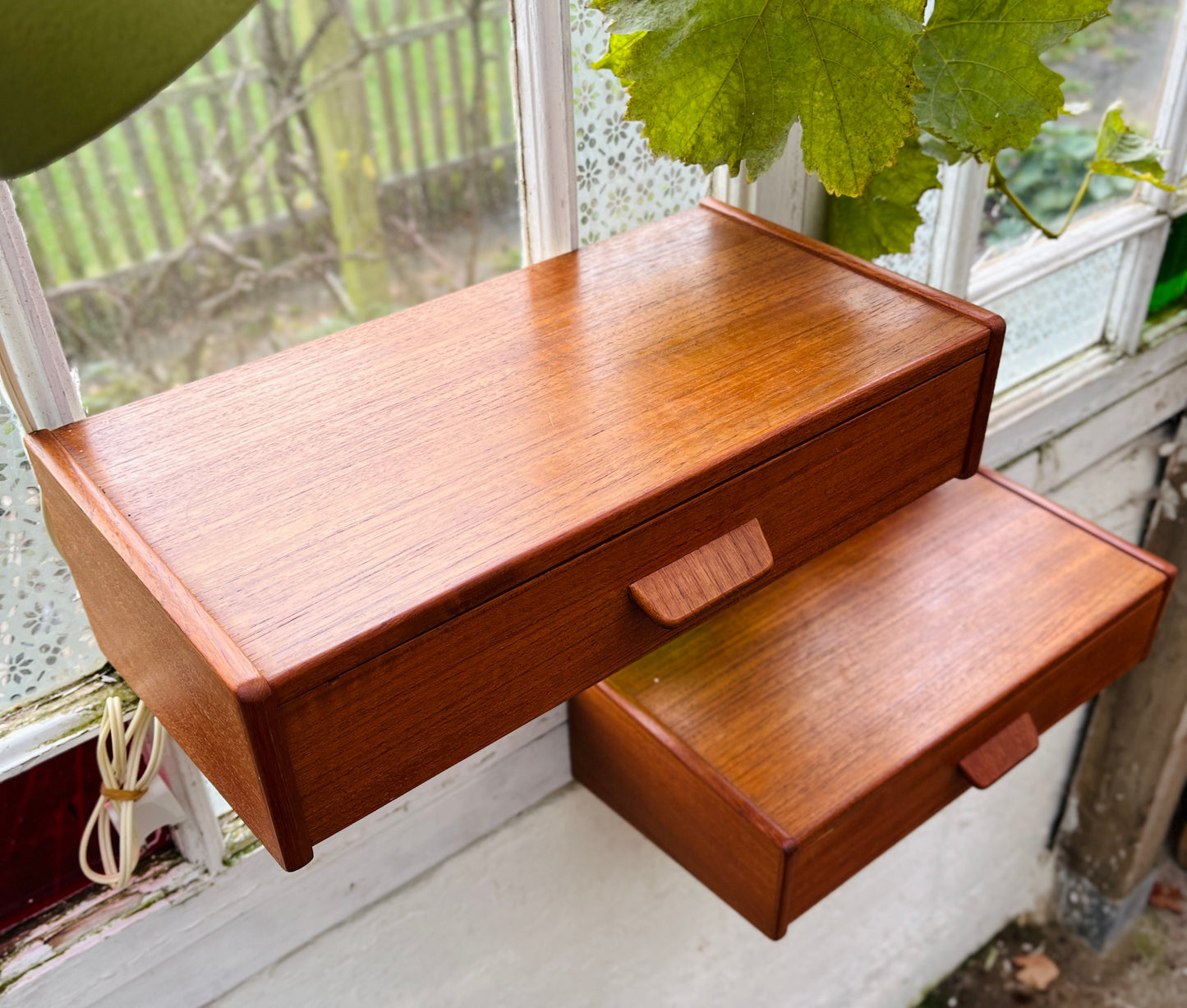 To væghængte sengeborde i teak