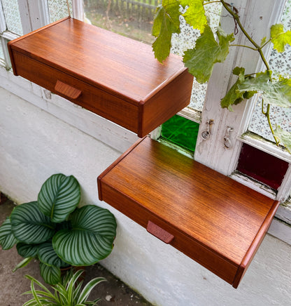 To væghængte sengeborde i teak