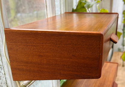 To væghængte sengeborde i teak