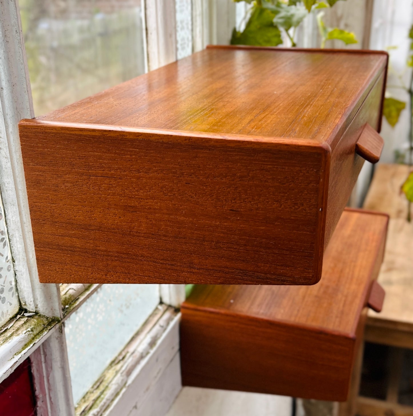 To væghængte sengeborde i teak