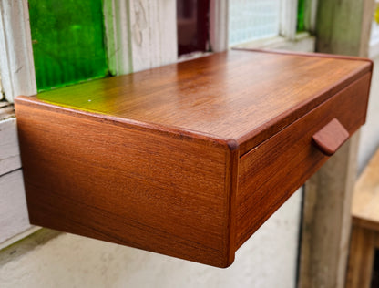 To væghængte sengeborde i teak