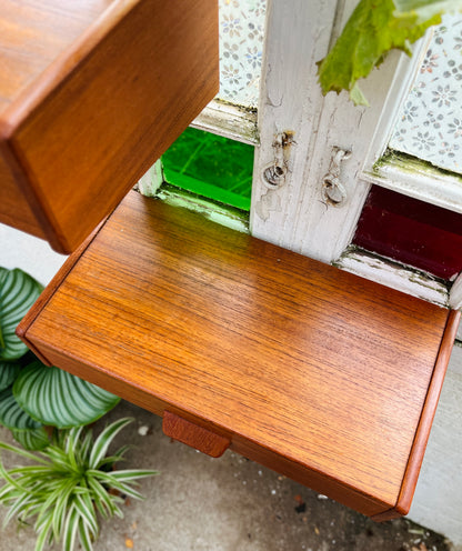 To væghængte sengeborde i teak