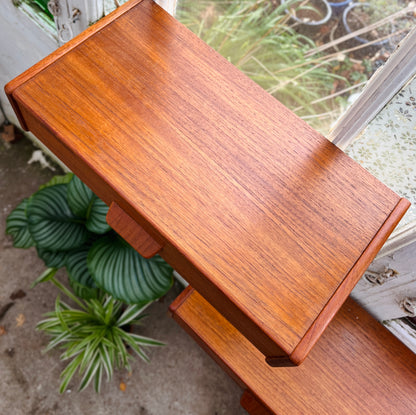 To væghængte sengeborde i teak