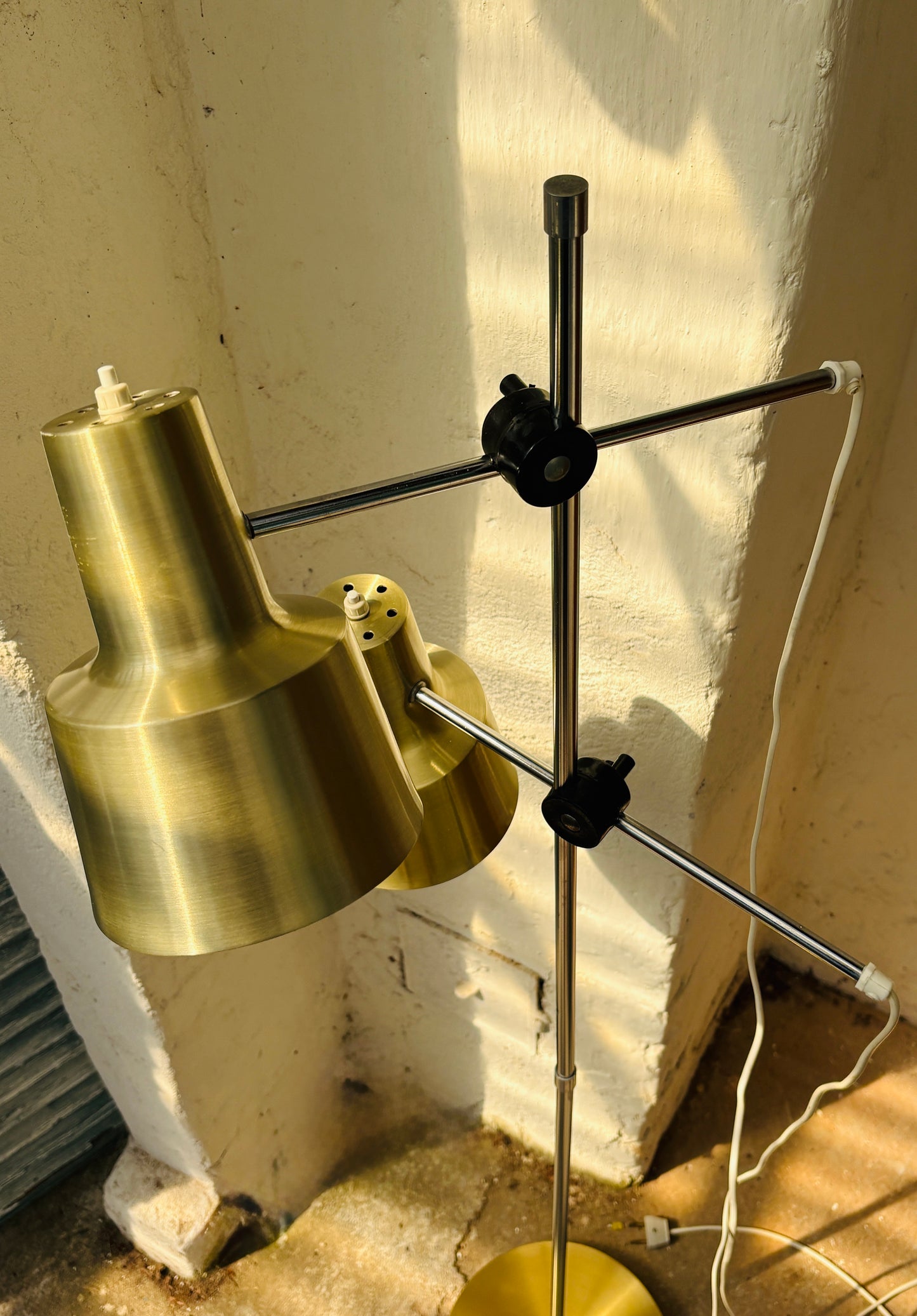 Retro standerlampe i messing og krom
