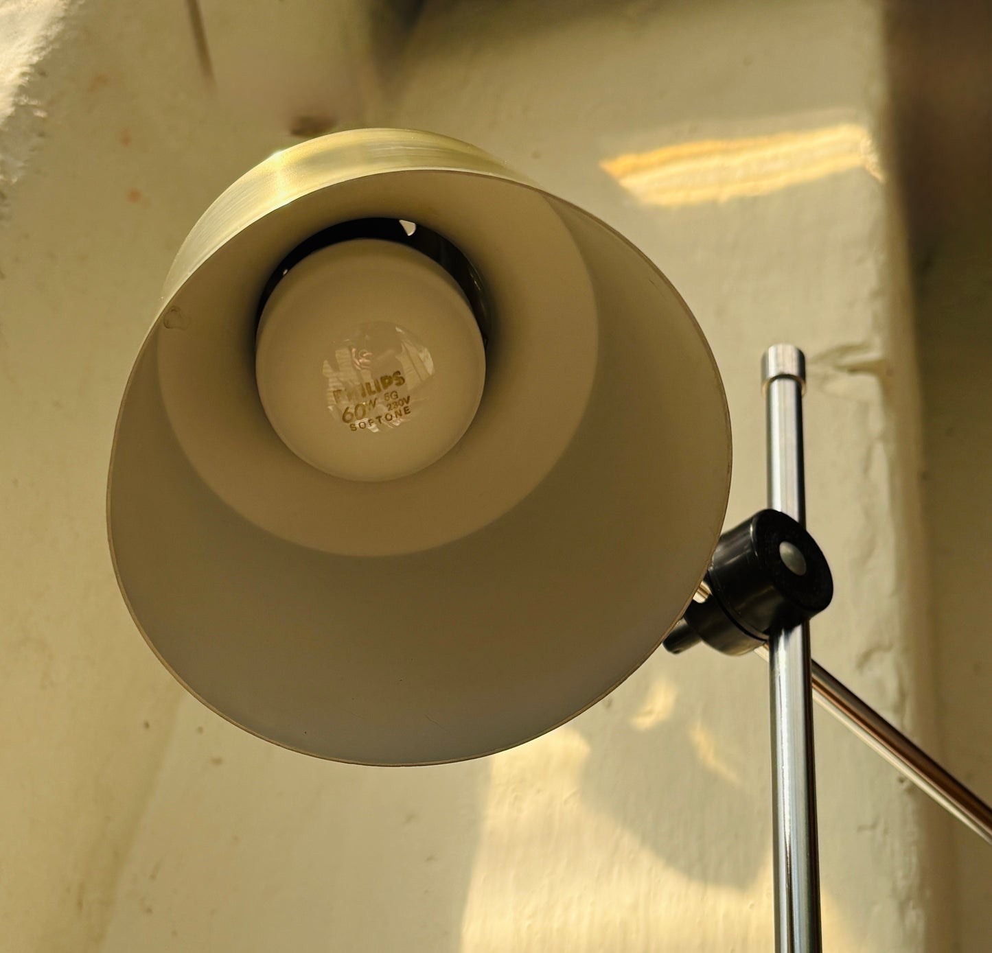 Retro standerlampe i messing og krom