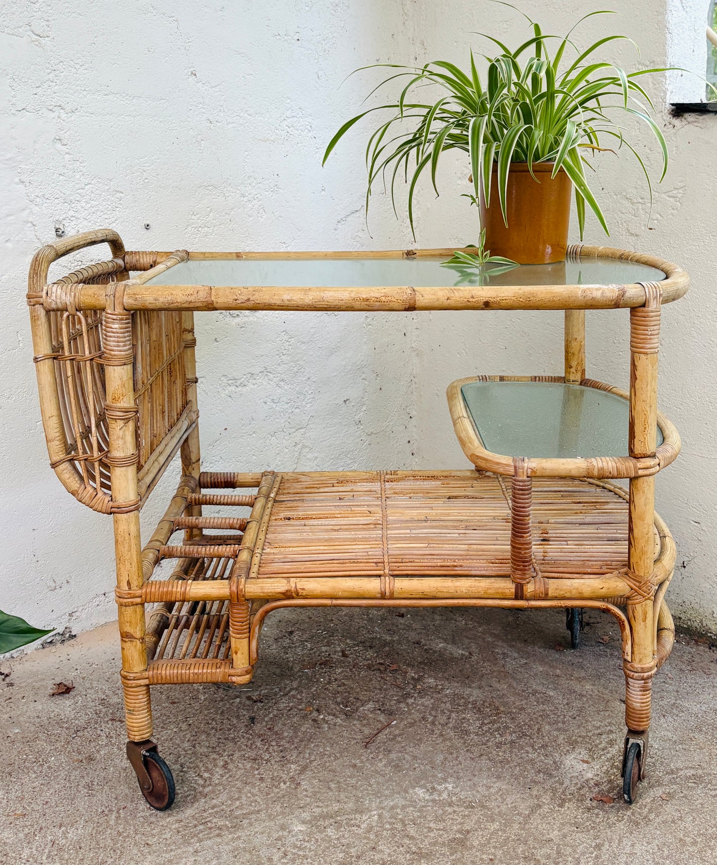 VINTAGE BAMBUS RULLEBORD MED GLASPLADER OG FLASKEHOLDER