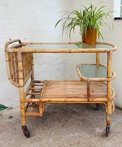 VINTAGE BAMBUS RULLEBORD MED GLASPLADER OG FLASKEHOLDER