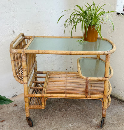 VINTAGE BAMBUS RULLEBORD MED GLASPLADER OG FLASKEHOLDER