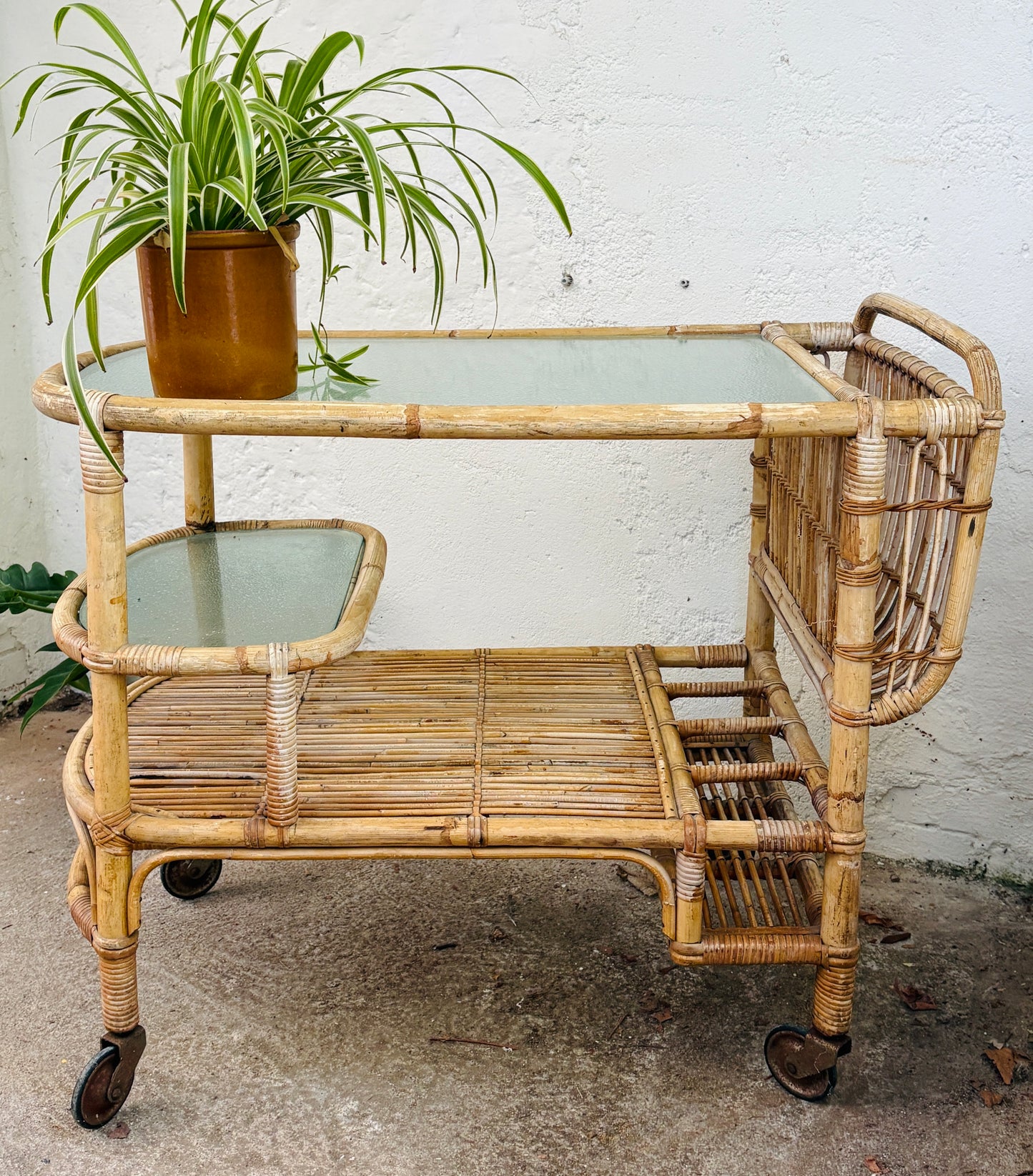 VINTAGE BAMBUS RULLEBORD MED GLASPLADER OG FLASKEHOLDER