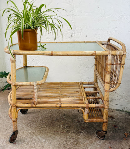 VINTAGE BAMBUS RULLEBORD MED GLASPLADER OG FLASKEHOLDER