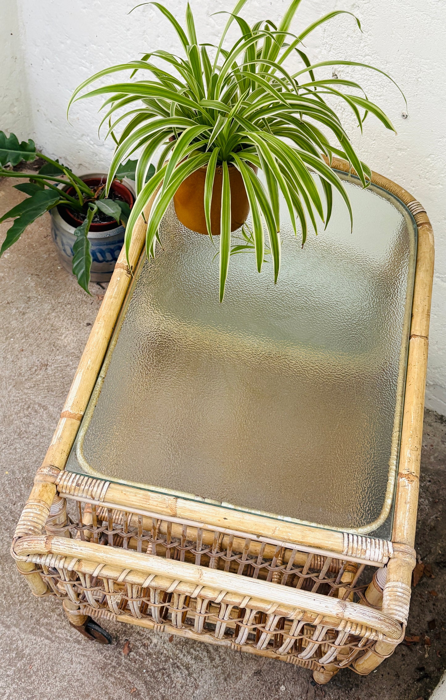 VINTAGE BAMBUS RULLEBORD MED GLASPLADER OG FLASKEHOLDER