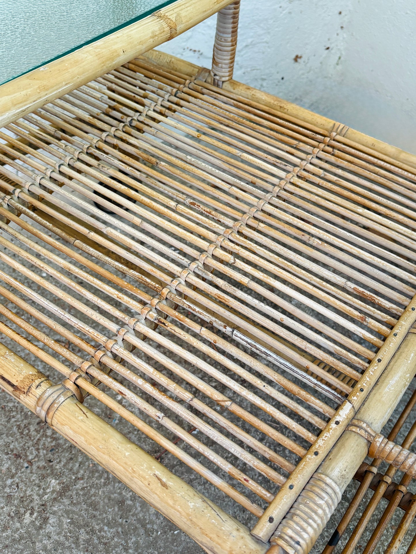 VINTAGE BAMBUS RULLEBORD MED GLASPLADER OG FLASKEHOLDER