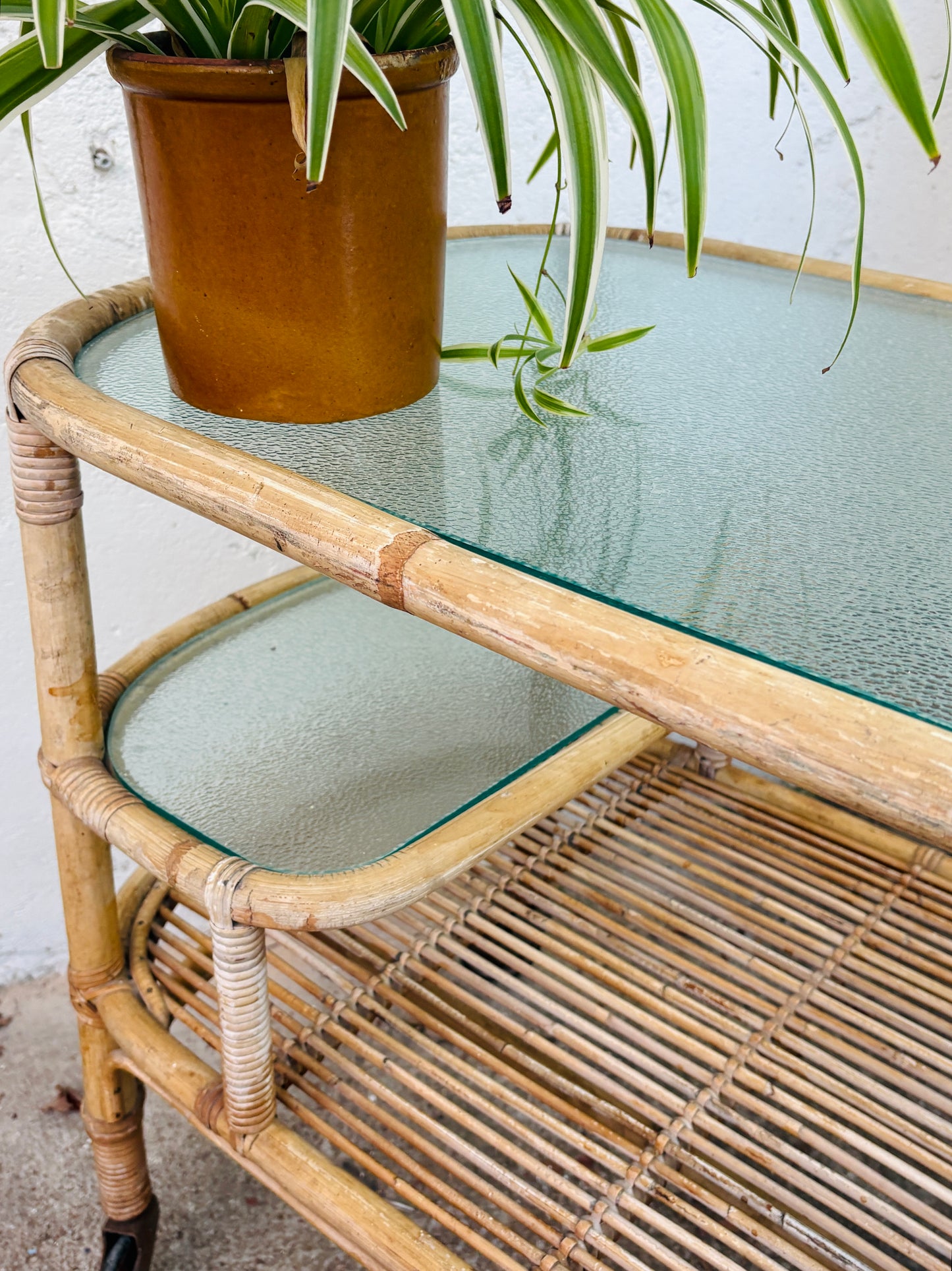 VINTAGE BAMBUS RULLEBORD MED GLASPLADER OG FLASKEHOLDER
