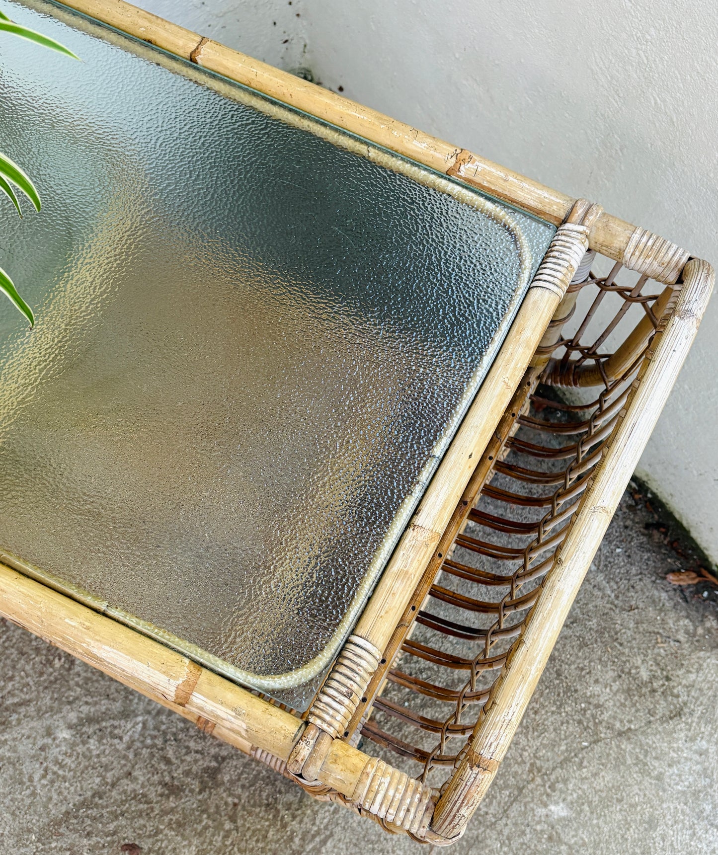VINTAGE BAMBUS RULLEBORD MED GLASPLADER OG FLASKEHOLDER