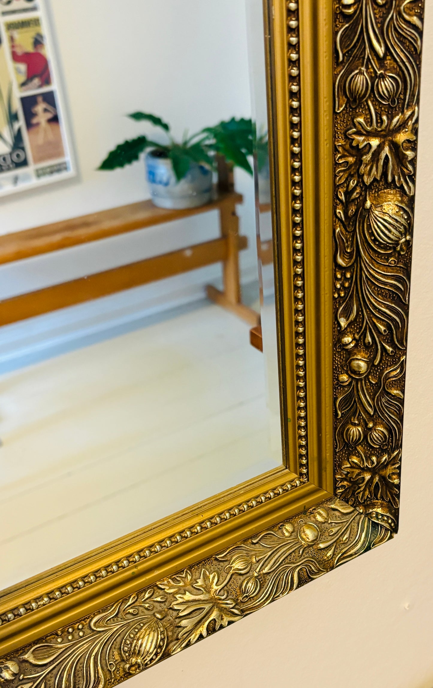 Klassisk guldspejl med facetslebet glas