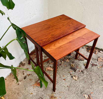 Indskudsborde i teak – Peter Hvidt & Orla Mølgaard.