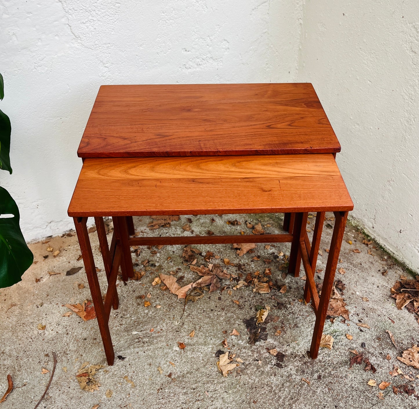 Indskudsborde i teak – Peter Hvidt & Orla Mølgaard.