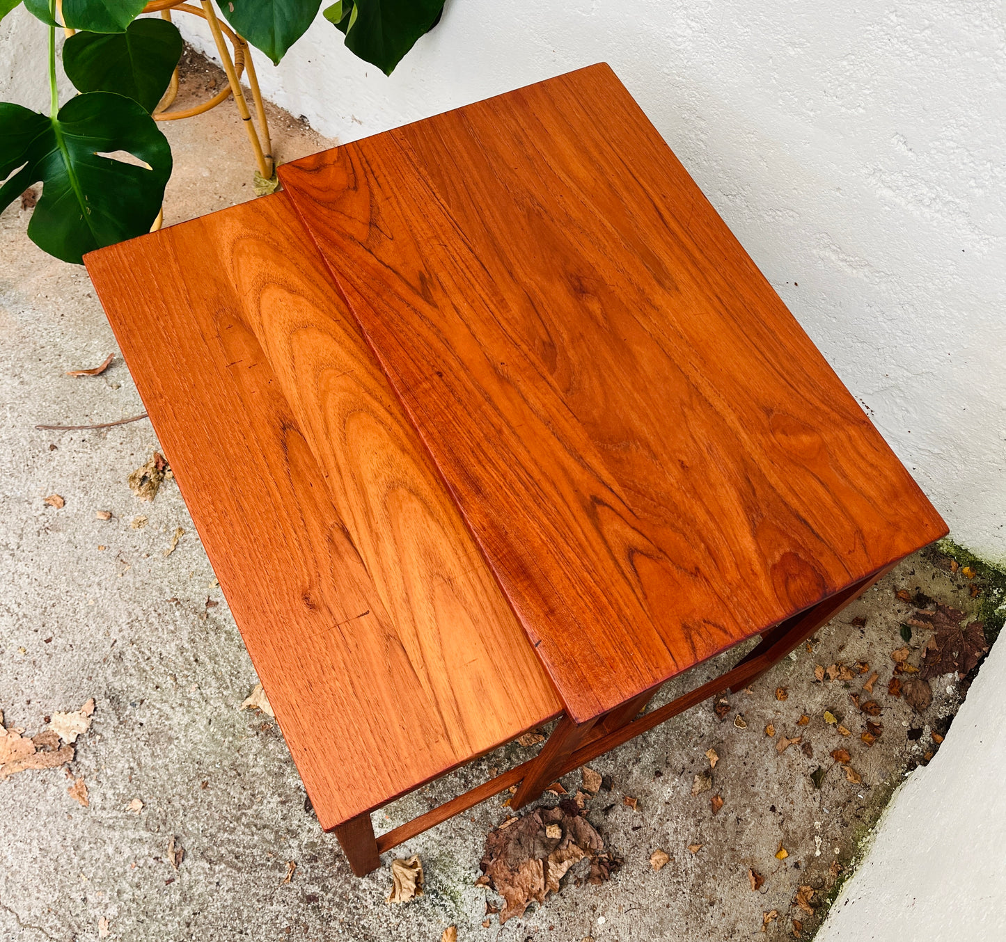 Indskudsborde i teak – Peter Hvidt & Orla Mølgaard.