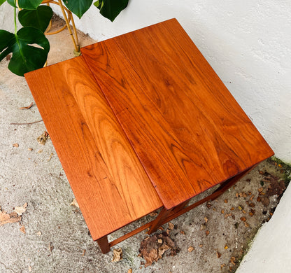 Indskudsborde i teak – Peter Hvidt & Orla Mølgaard.