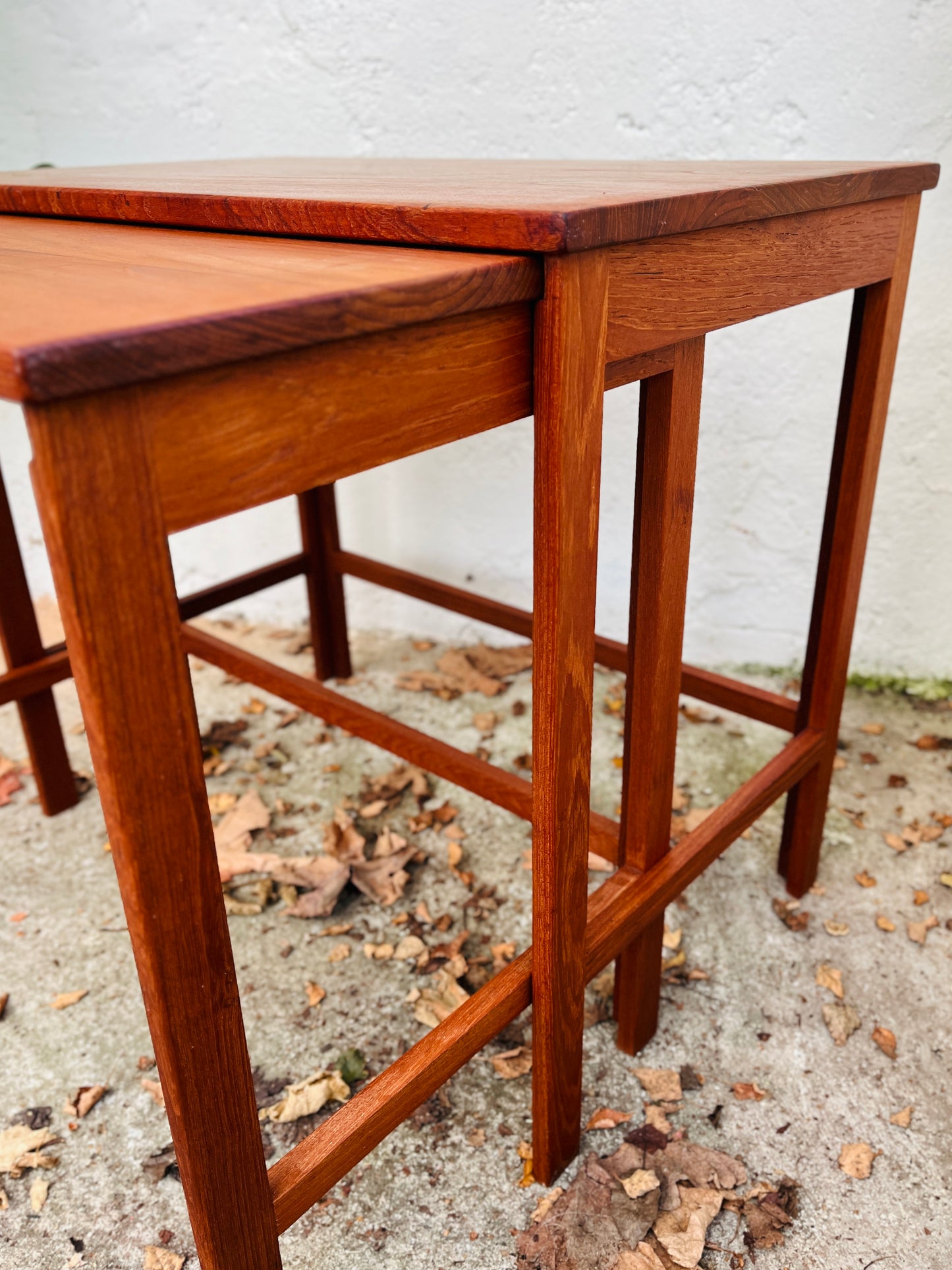 Indskudsborde i teak – Peter Hvidt & Orla Mølgaard.