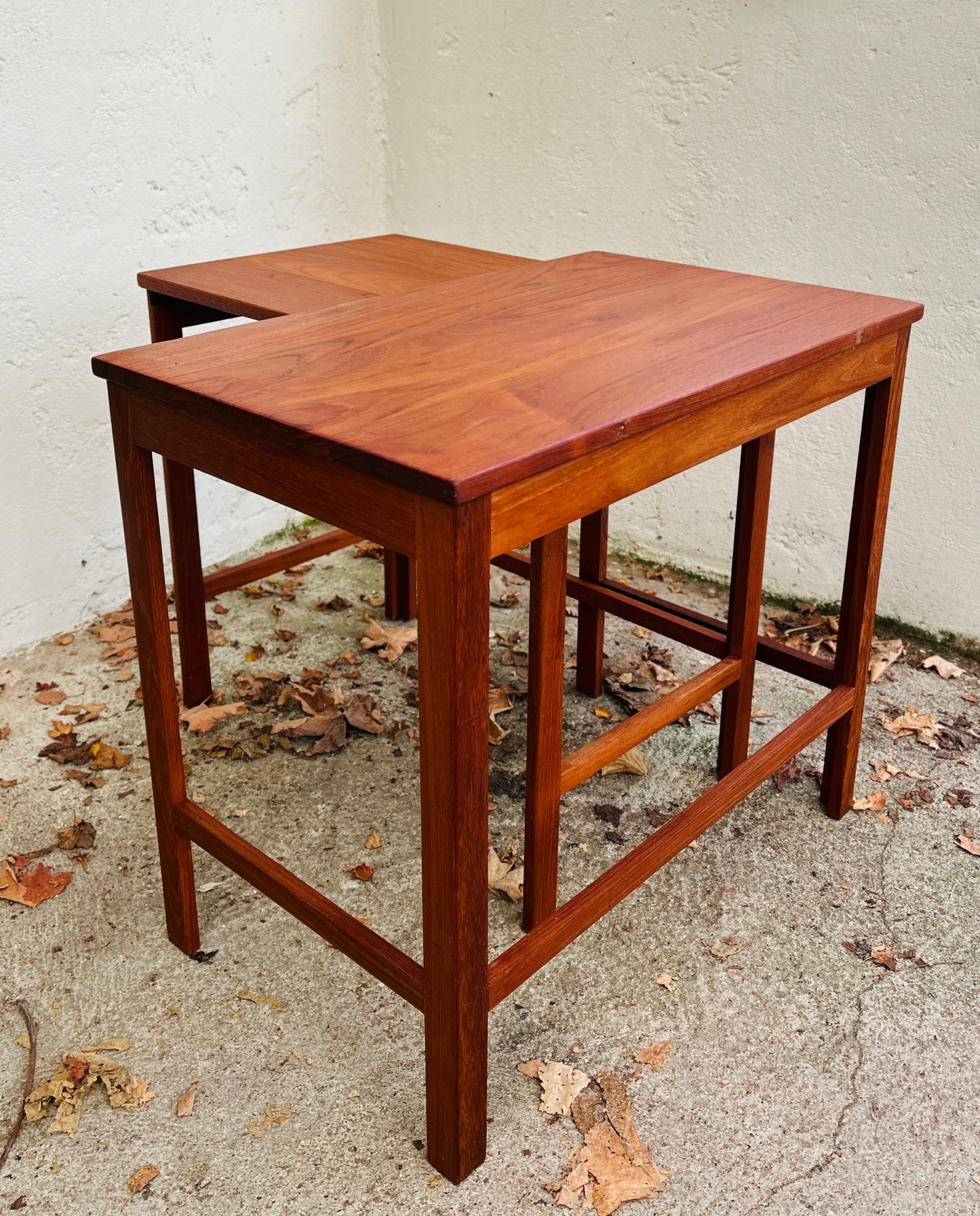 Indskudsborde i teak – Peter Hvidt & Orla Mølgaard.