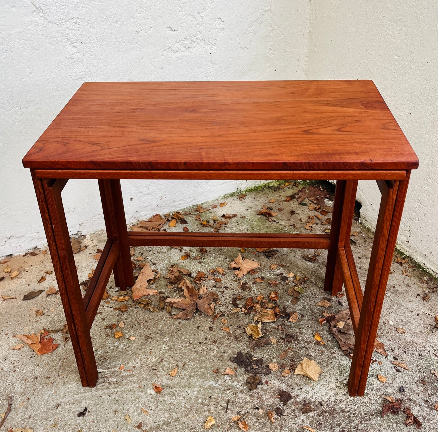 Indskudsborde i teak – Peter Hvidt & Orla Mølgaard.