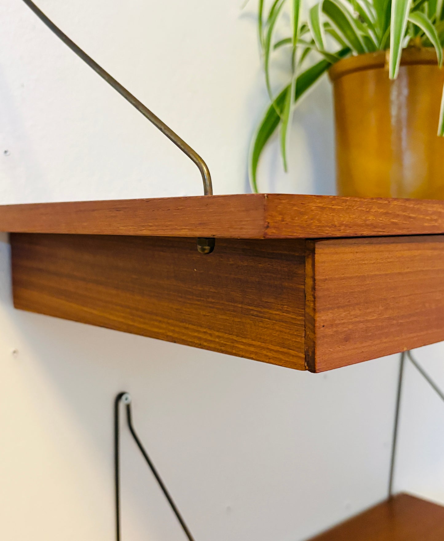 Væghængte skuffehylder i teak