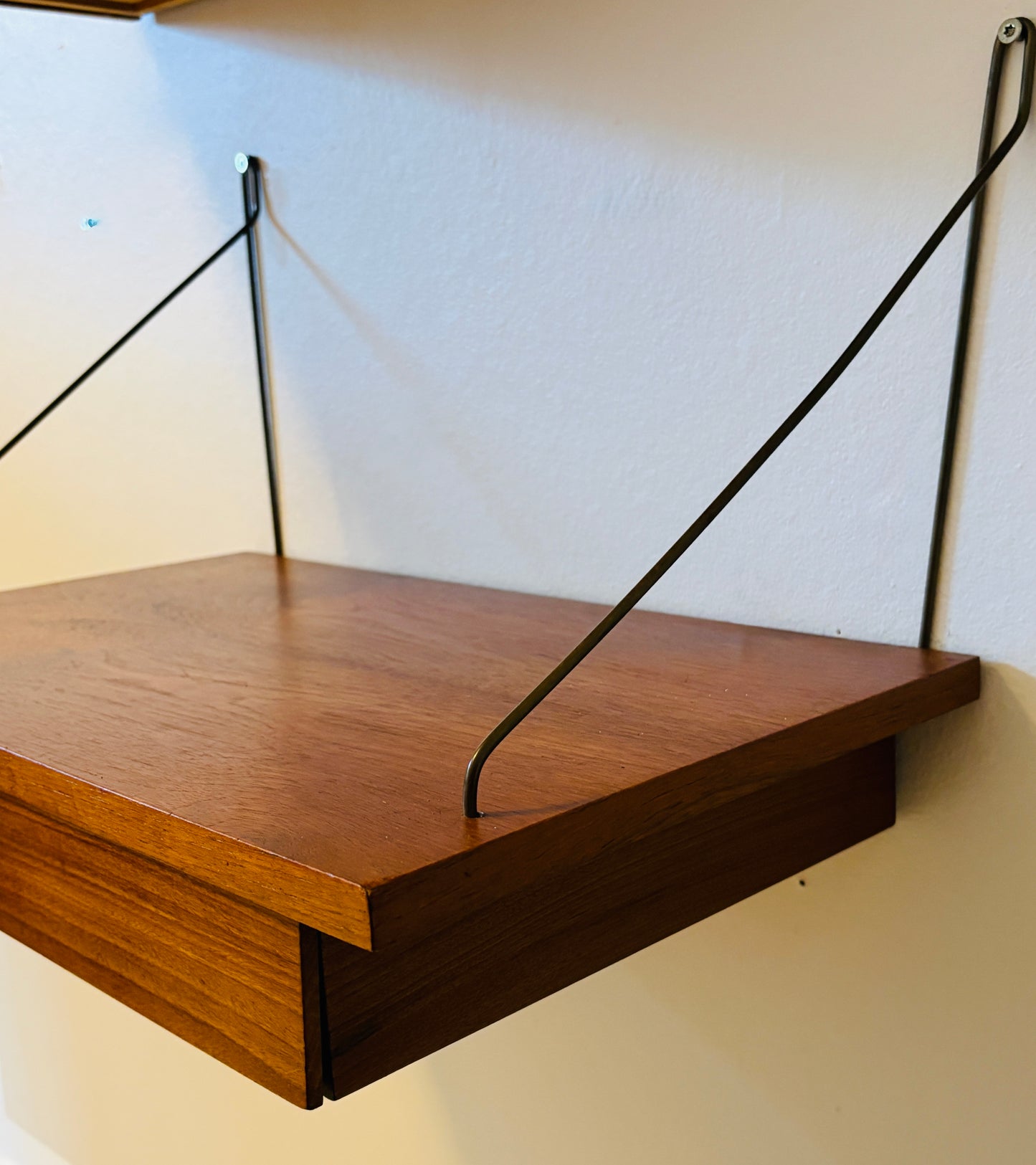 Væghængte skuffehylder i teak