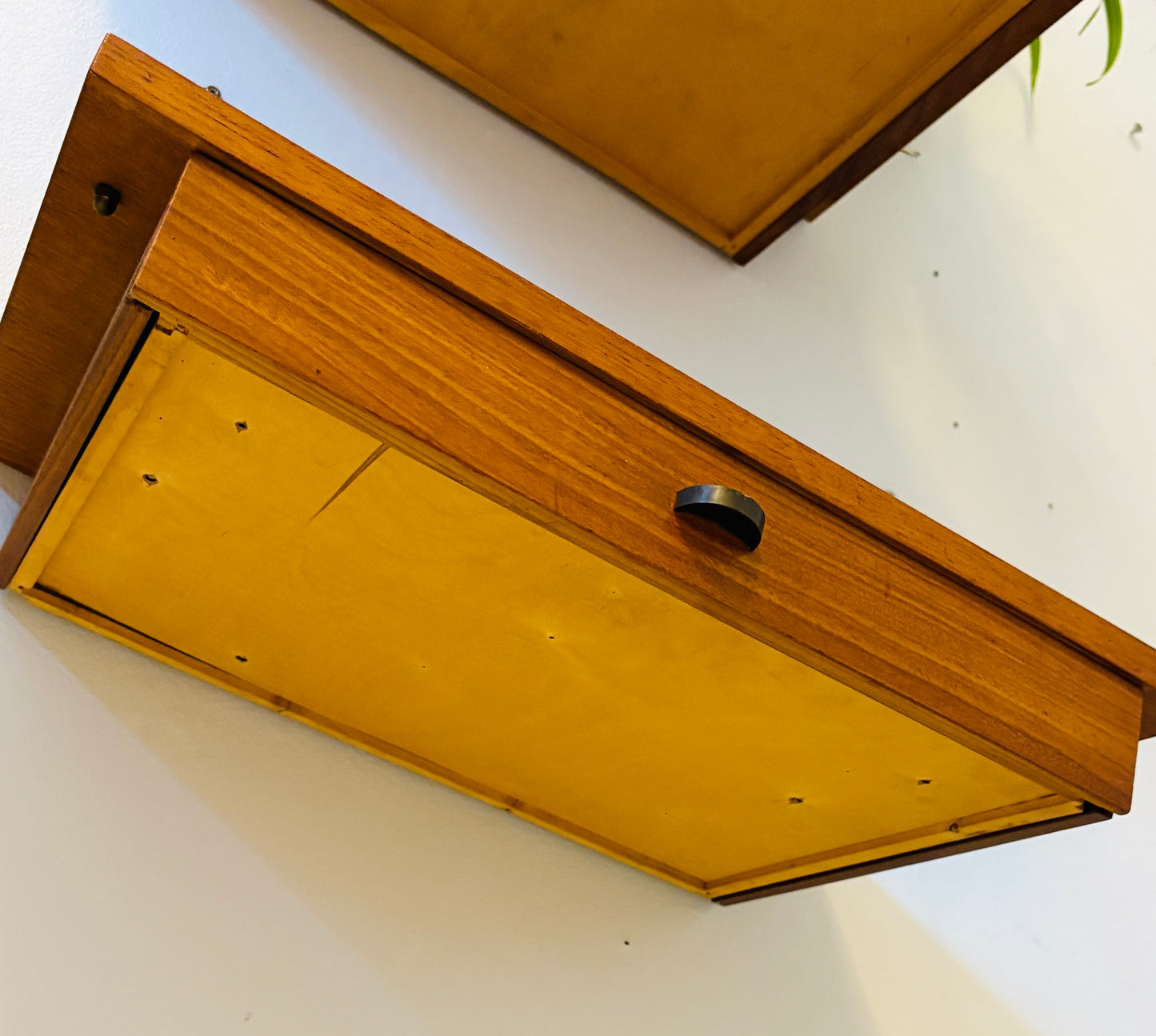 Væghængte skuffehylder i teak