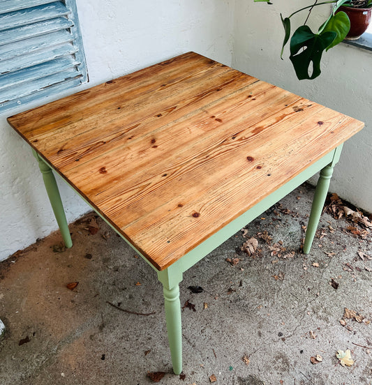 Bord med grønt stel i massivt træ